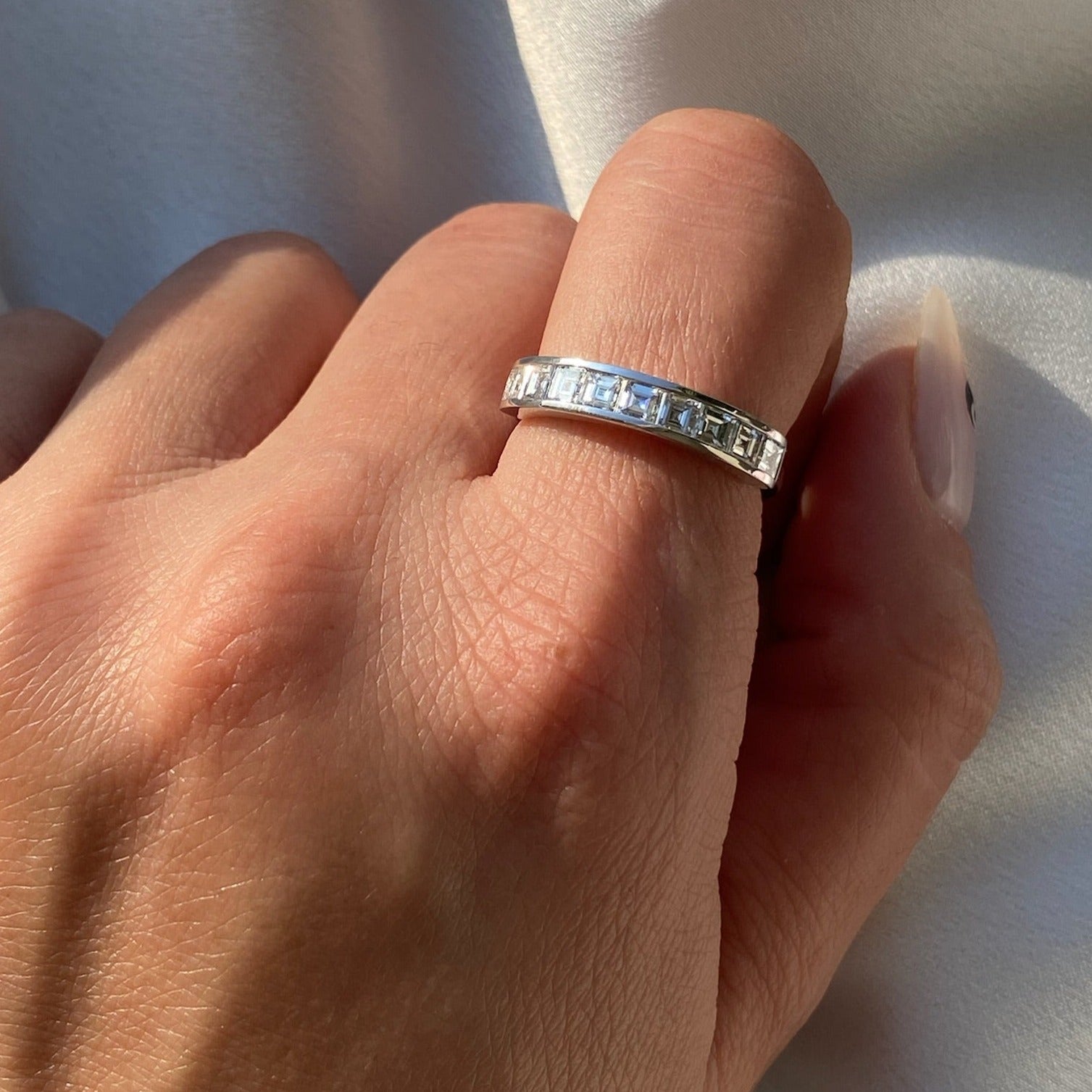 Carre White Bezel Band